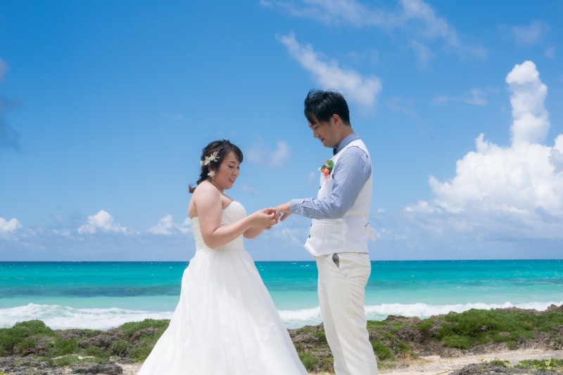 そっと指輪を交換するシーンも