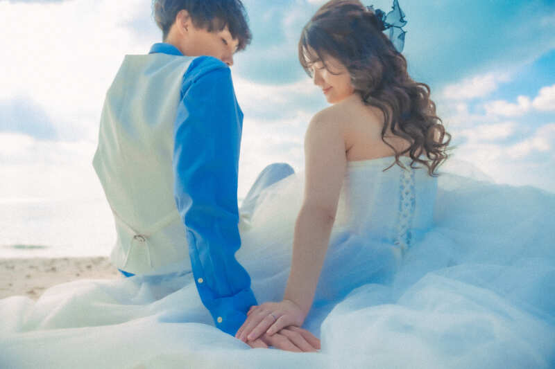 互いの体温を感じながら重なり合ったそれぞれの手