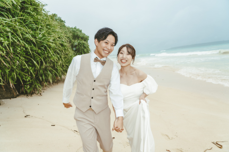 浜辺を一緒にかけっこする仲睦まじい光景！