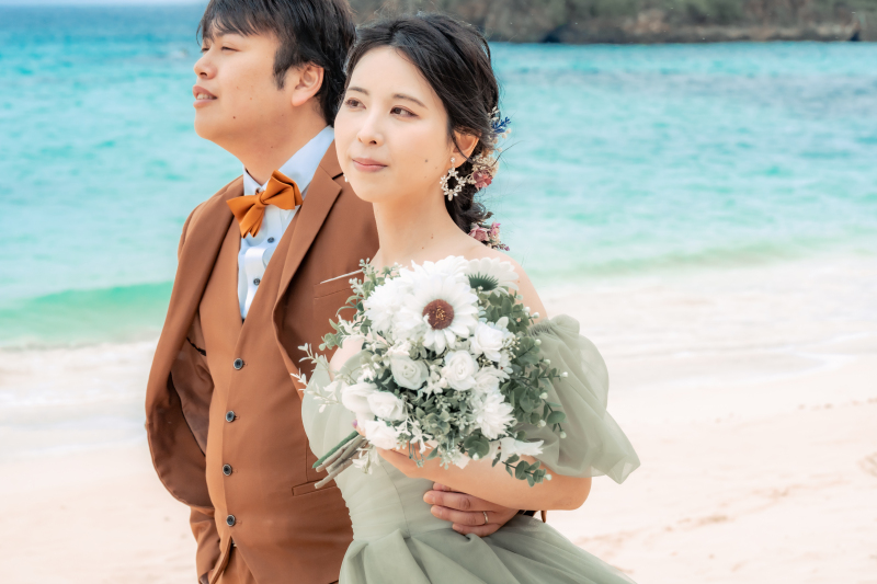 ビーチではおふたりともお色直しを