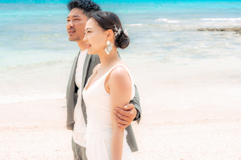 そして美しい色調のビーチに降り立ったおふたり