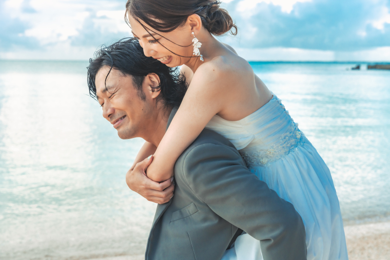 可愛く後ろからぎゅっと抱きつく新婦様