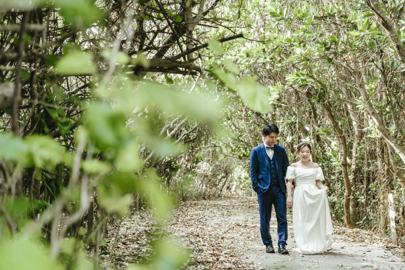 森の小道を仲良くお散歩タイムショット