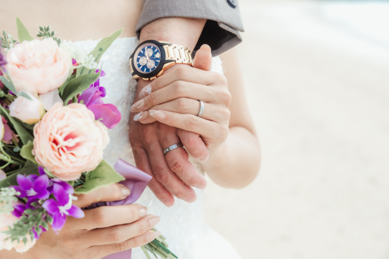 ぎゅっと握られたおふたりの手と手