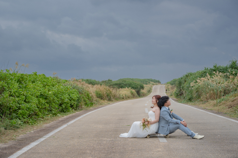 どこまでも続いていく一本道で空を見上げながら