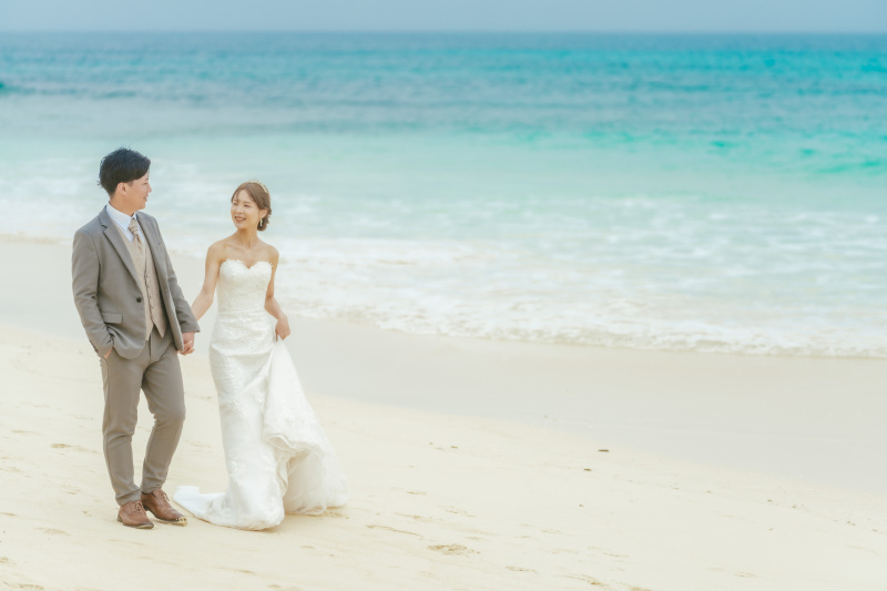 ビーチのすぐ近くを仲良く一緒に歩きながら