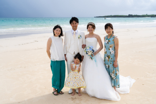 ご家族も一緒に　南の島で記念ショット