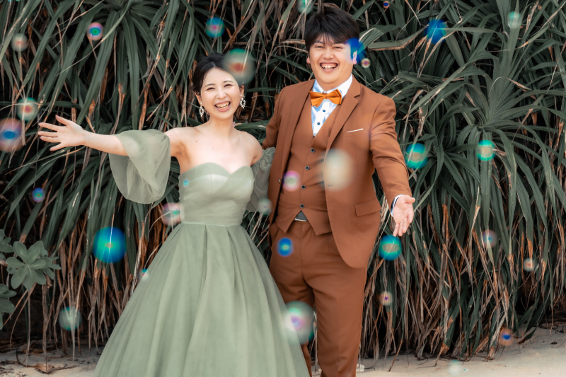 おふたりを包み込む様に広がるシャボン玉たち