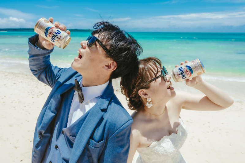 沖縄らしさ満載のオリオンビール缶を手に持ちながら