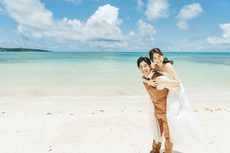 ご新郎様にぎゅっとおんぶしてもらいながら