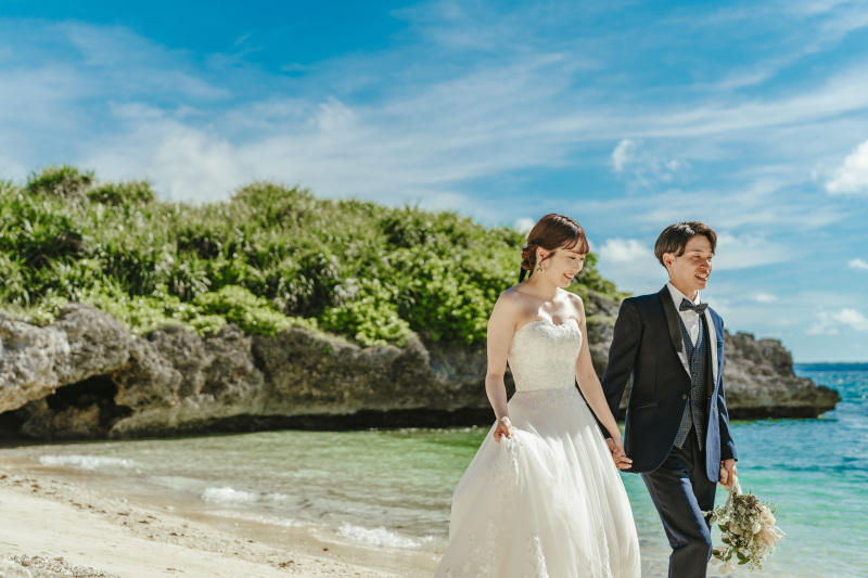 仲良く手を繋ぎながら　浜辺を一緒にお散歩タイム