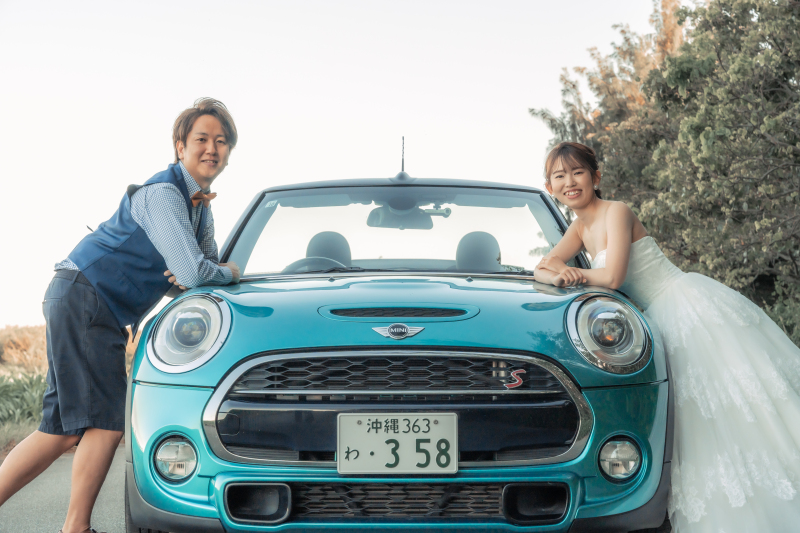 お気に入りのレンタカーと一緒に旅の雰囲気を出して