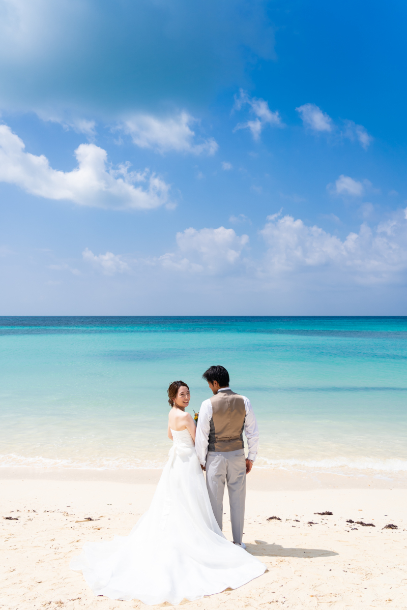 振り向きながら