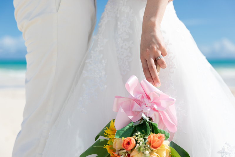 ブーケを持つ手に輝く指輪