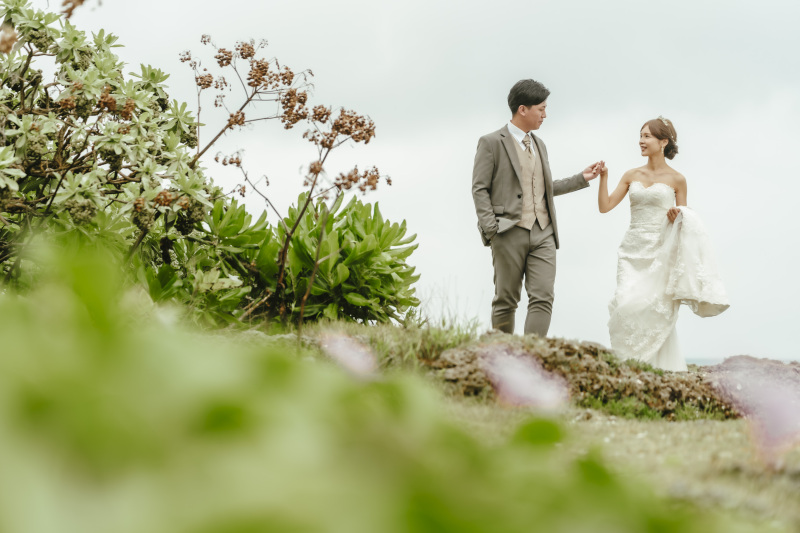 ぎゅっと握られたおふたりの温かい手と手
