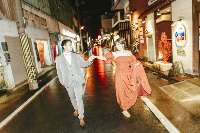 タキシード、ドレスで宮古島の街中をデート