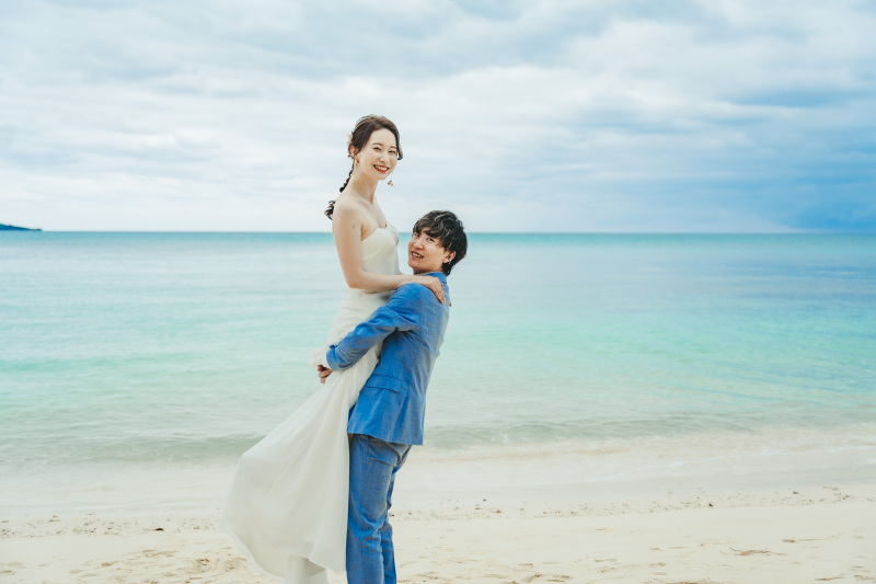 ご新郎様の頼もしい正面抱っこで幸せいっぱい