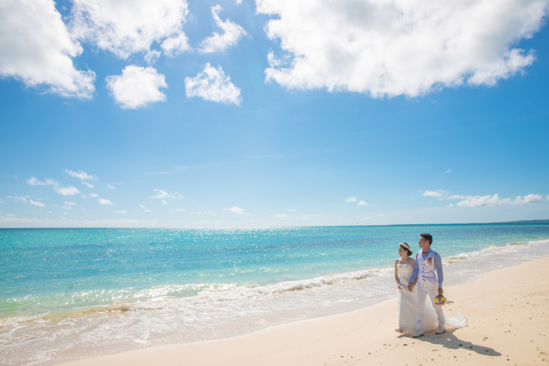 二人だけのビーチでゆっくりお散歩☆