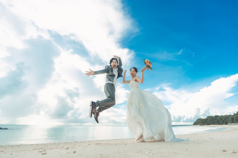 澄み切った青空へ向かってお見事な大きいジャンプ