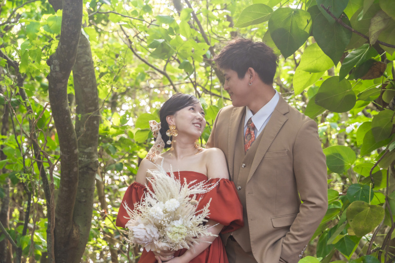 木々の間から降りそそぐ柔らかい光がそっと