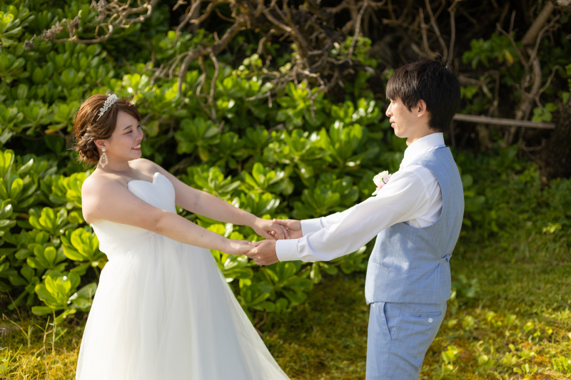 手を取り合って生きていくご夫婦