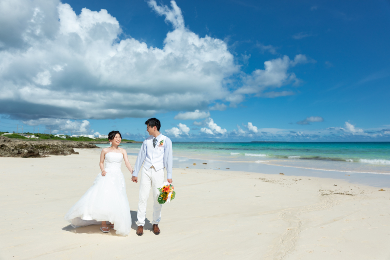 真っ白な砂浜へ