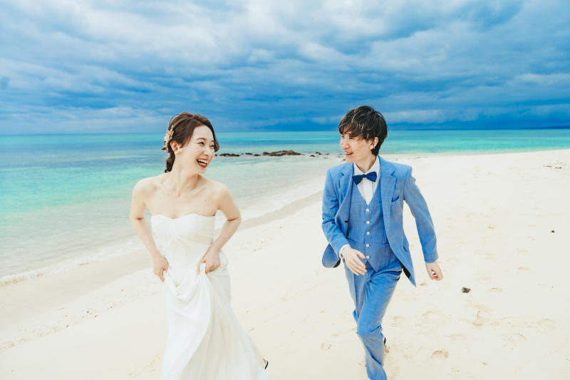 元気に浜辺でかけっこを楽しむ無邪気な姿