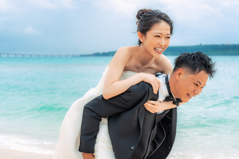 頼もしいご新郎様の背中に抱かれながら