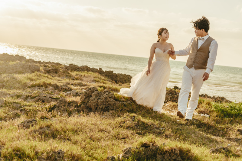 自然に手を取り歩む二人。