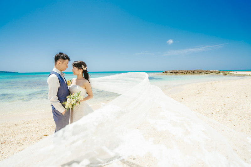 ベールが海風になびきながらふんわりと舞い上がる