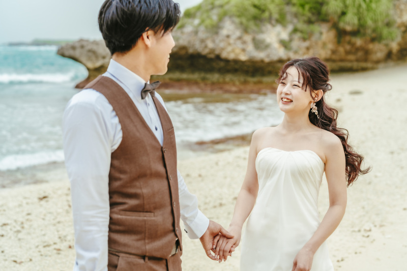 ご新郎様を見つめるご新婦様の眼差しが可愛い