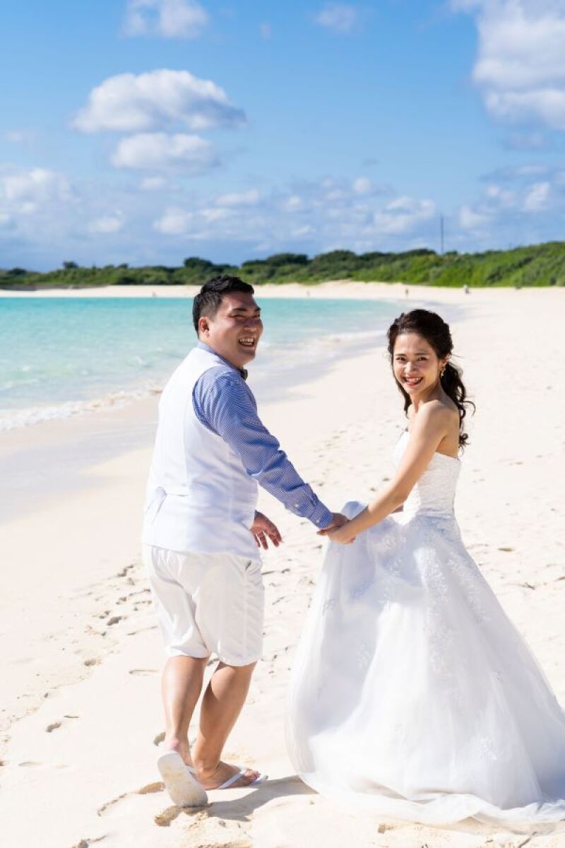 笑顔で振り返るふたり