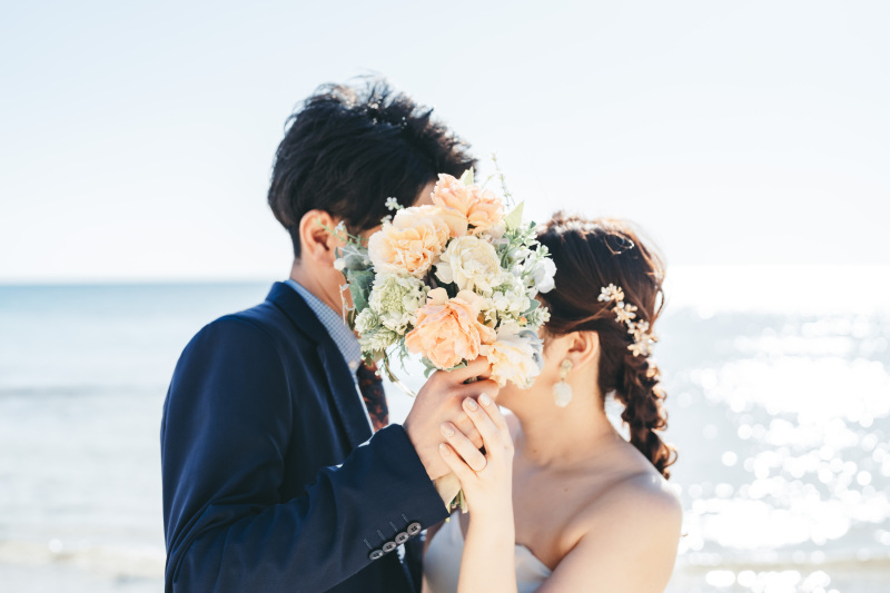 ウェディングブーケで可愛く隠れたおふたりのお顔