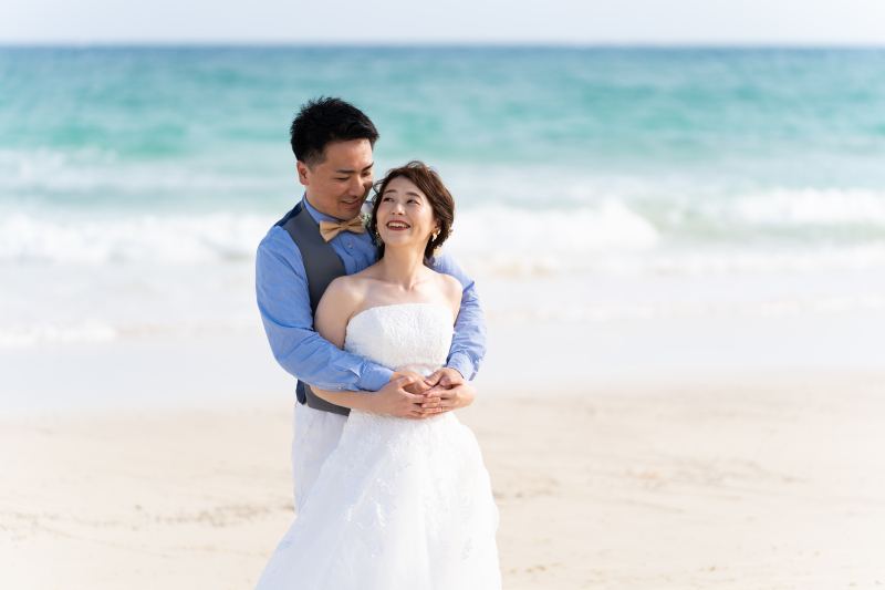 そっと抱きしめる姿も