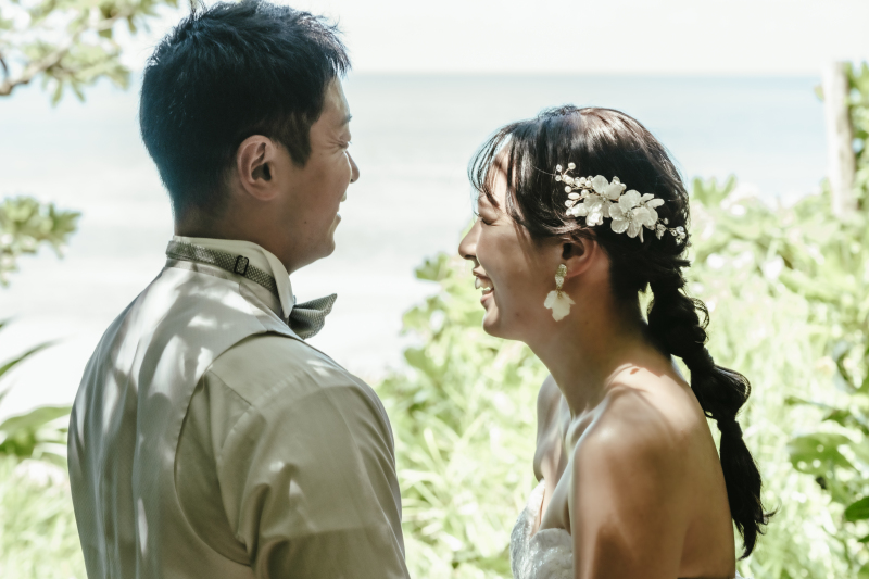 空と海の色鮮やかな世界で