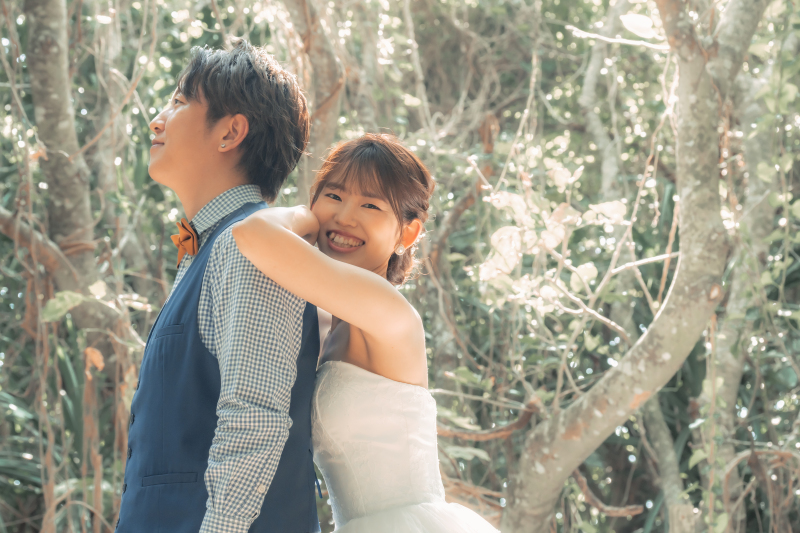 自然に包まれる空間の中で始まるウェディングフォト