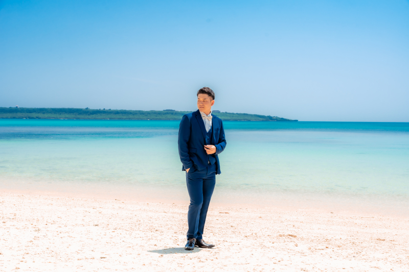 ご新郎様はネイビーのタキシードがステキ