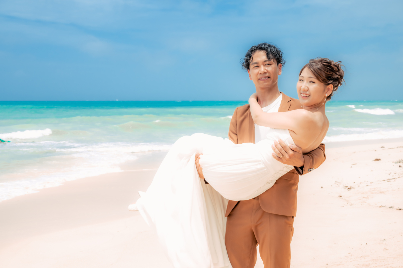 頼もしくご新郎様の腕に抱かれたご新婦様