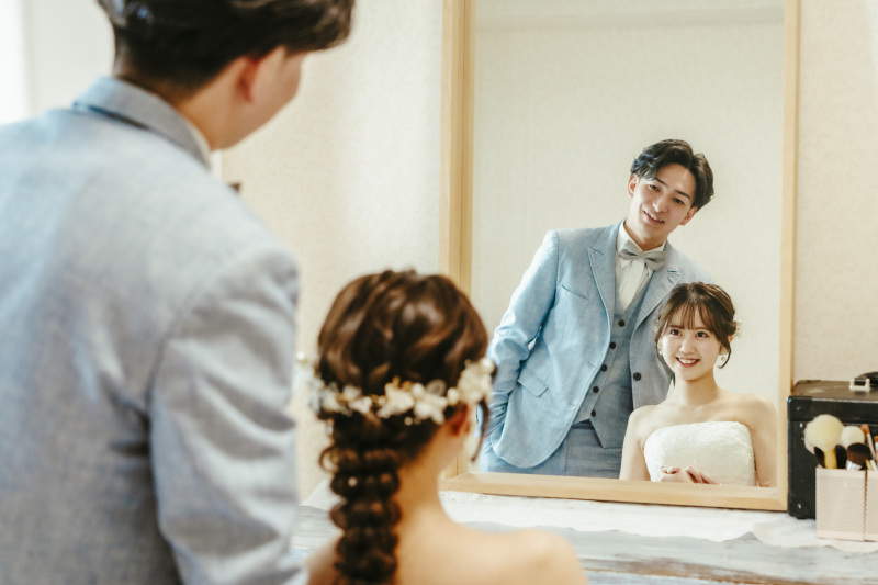 ご新郎様も隣で優しく見守っている