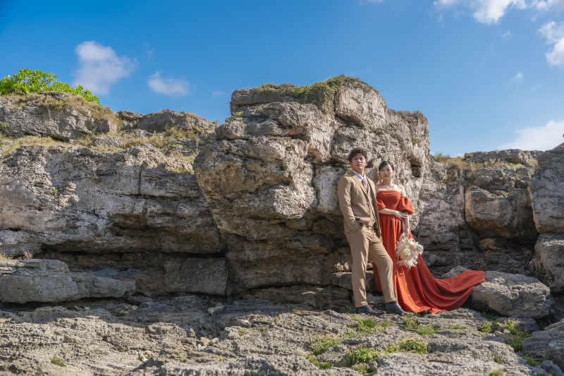 自然によってつくられた岩場をバックにクールな