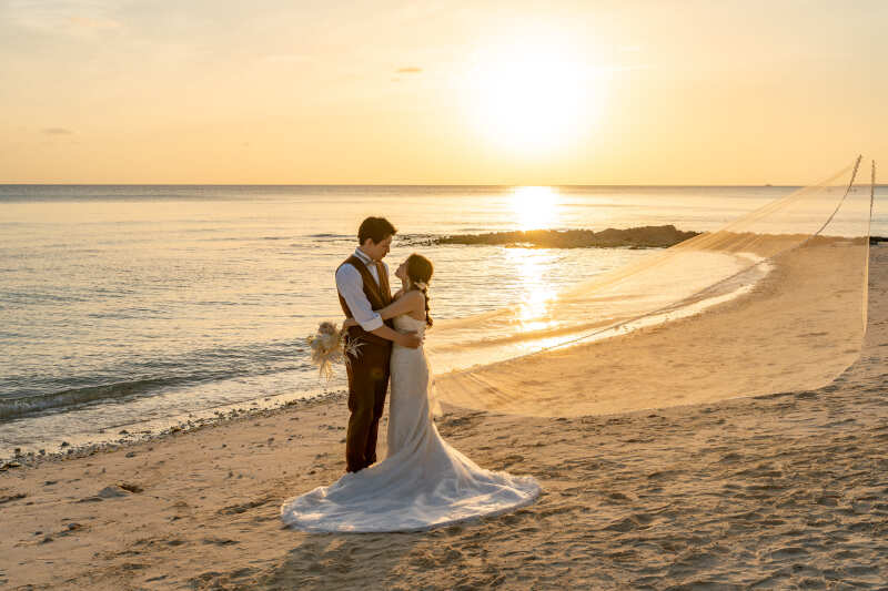 風に乗ってふんわりと舞い上がるベール