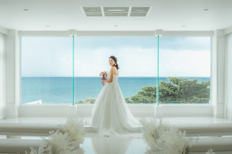 純白の洗練されたチャペル祭壇に佇む姿