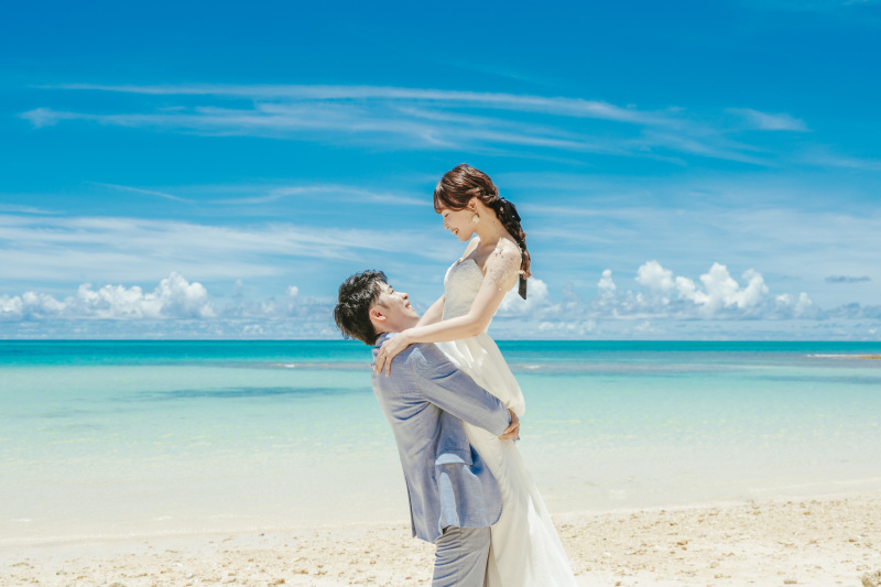 ご新郎様の頼もしい手に抱かれながら