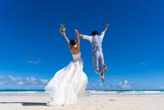 真っ青な青空と海