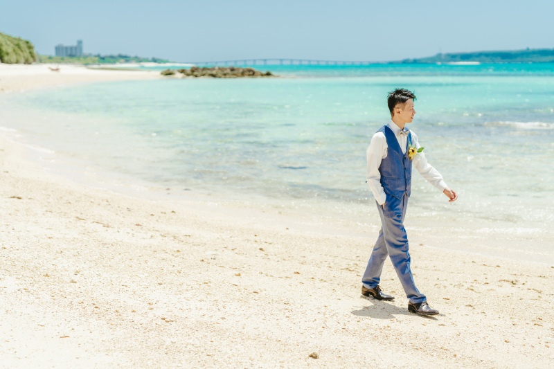 ご新郎様はさわやかなブルーを使ったタキシード