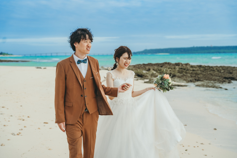 一緒に浜辺をお散歩しながらぎゅっと握られた手