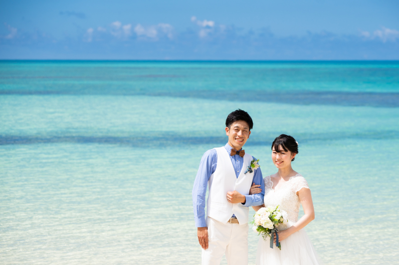 エメラルドグリーンの海をバックに