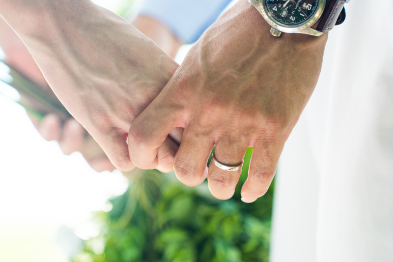 ぎゅっと握られた