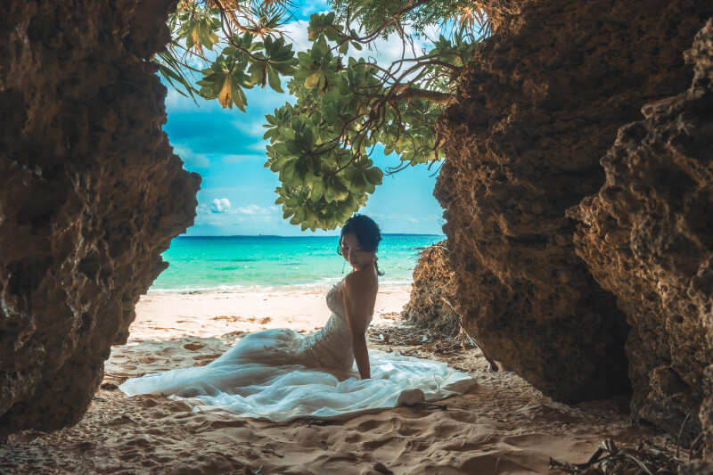 そっと腰を下ろし　空を眺めるご新婦様の姿