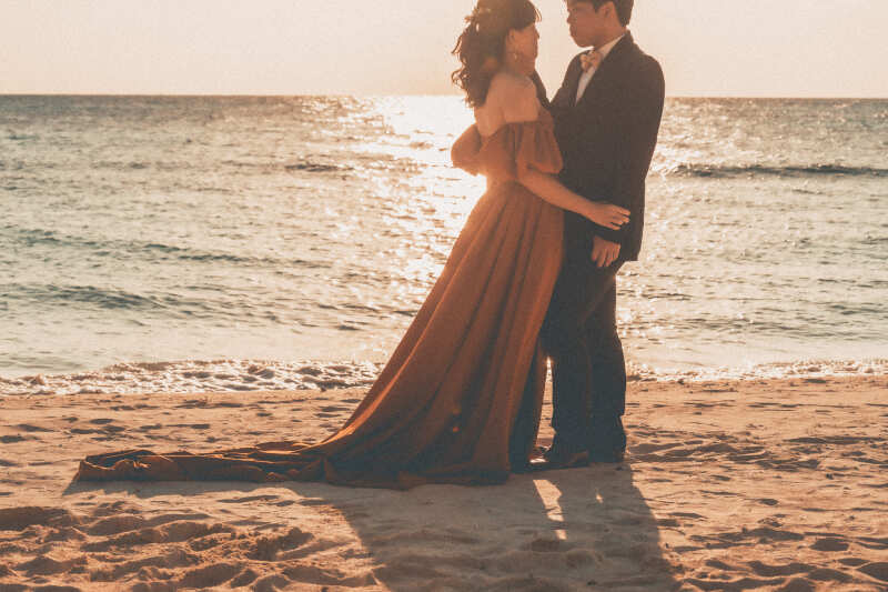 サンセットの光にテラコッタカラーが染まる瞬間